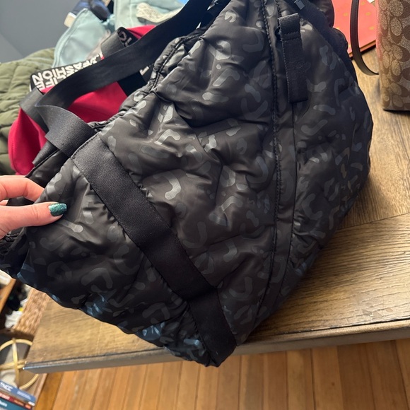 Go Dash Dot Black Quilted Camo Duffel Gym Bag Travel Tote w/ Removable Pouch - Picture 2 of 11